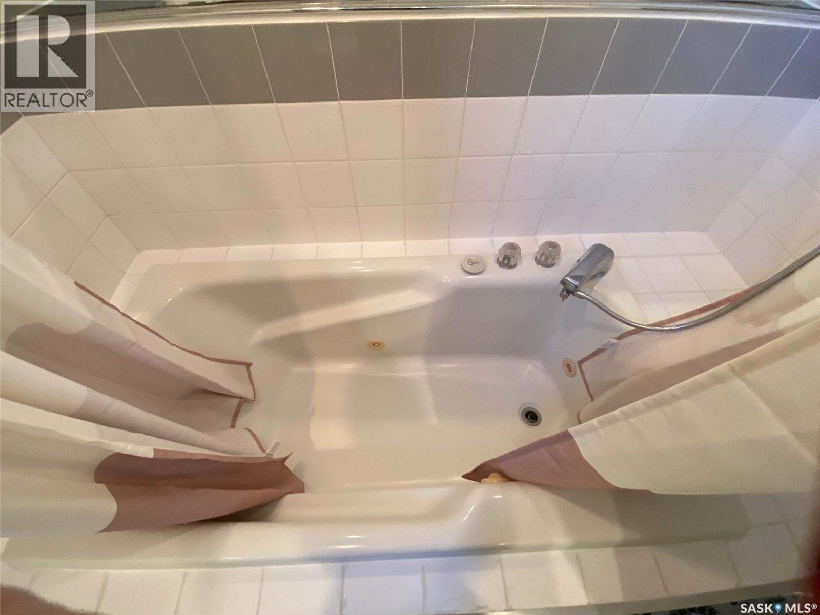 210 First Avenue, Yorkton, SK - Indoor Photo Showing Bathroom