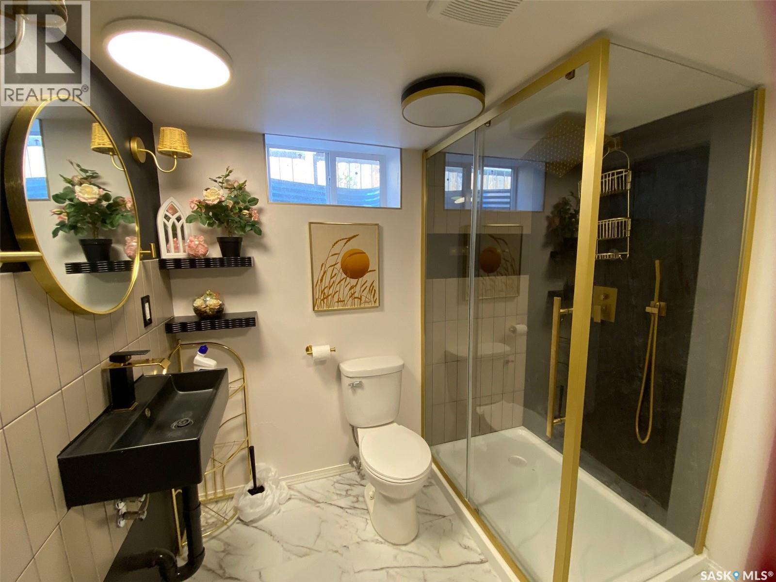 210 First Avenue, Yorkton, SK - Indoor Photo Showing Bathroom