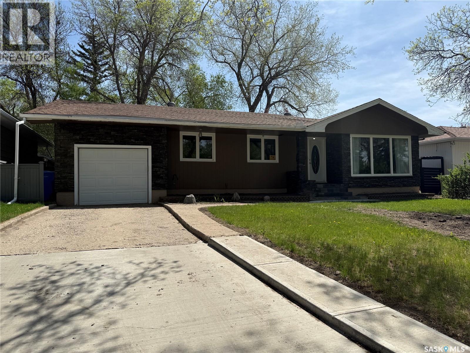 25 Calder Crescent, Regina, SK - Outdoor With Facade