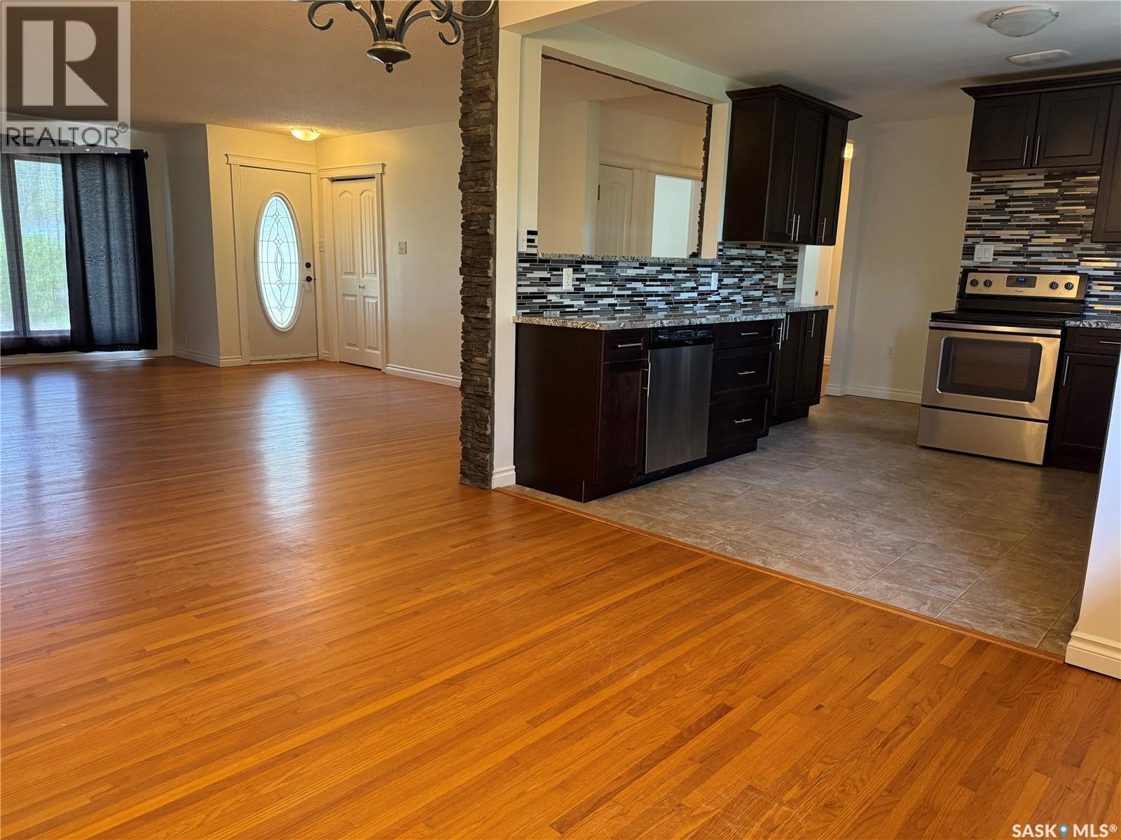 25 Calder Crescent, Regina, SK - Indoor Photo Showing Kitchen