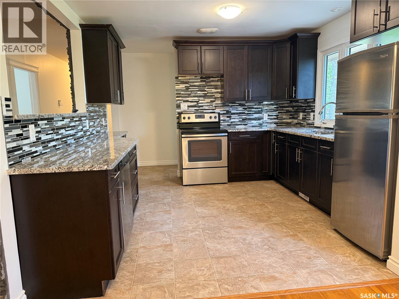 25 Calder Crescent, Regina, SK - Indoor Photo Showing Kitchen With Upgraded Kitchen