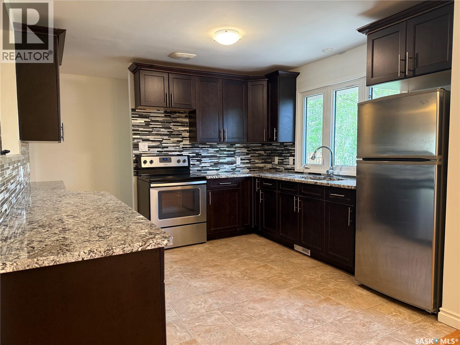 25 Calder Crescent, Regina, SK - Indoor Photo Showing Kitchen With Upgraded Kitchen