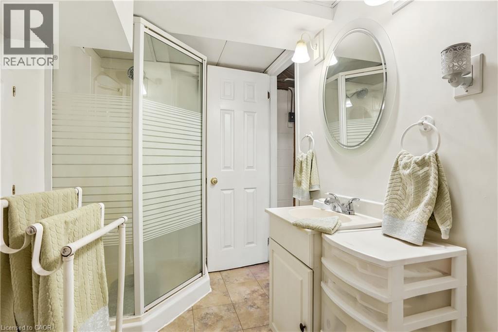 227 Glancaster Road, Ancaster, ON - Indoor Photo Showing Bathroom