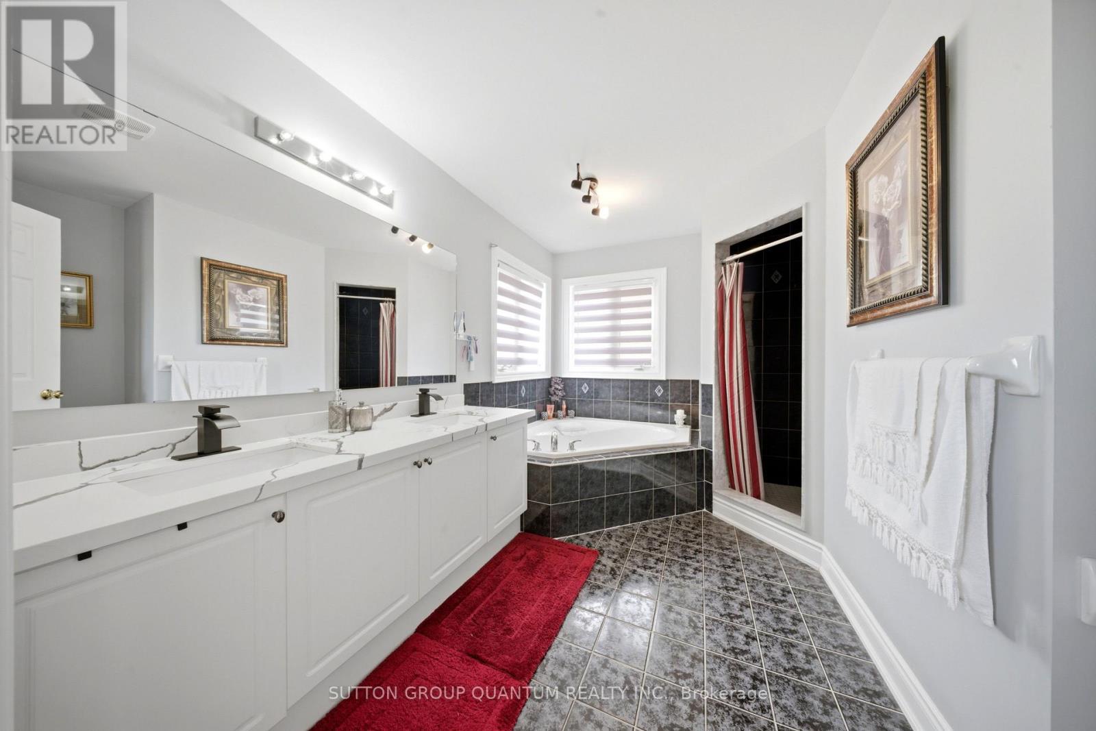 Second bedroom - 35 Devonsleigh Drive, Brampton, ON - Indoor Photo Showing Bathroom
