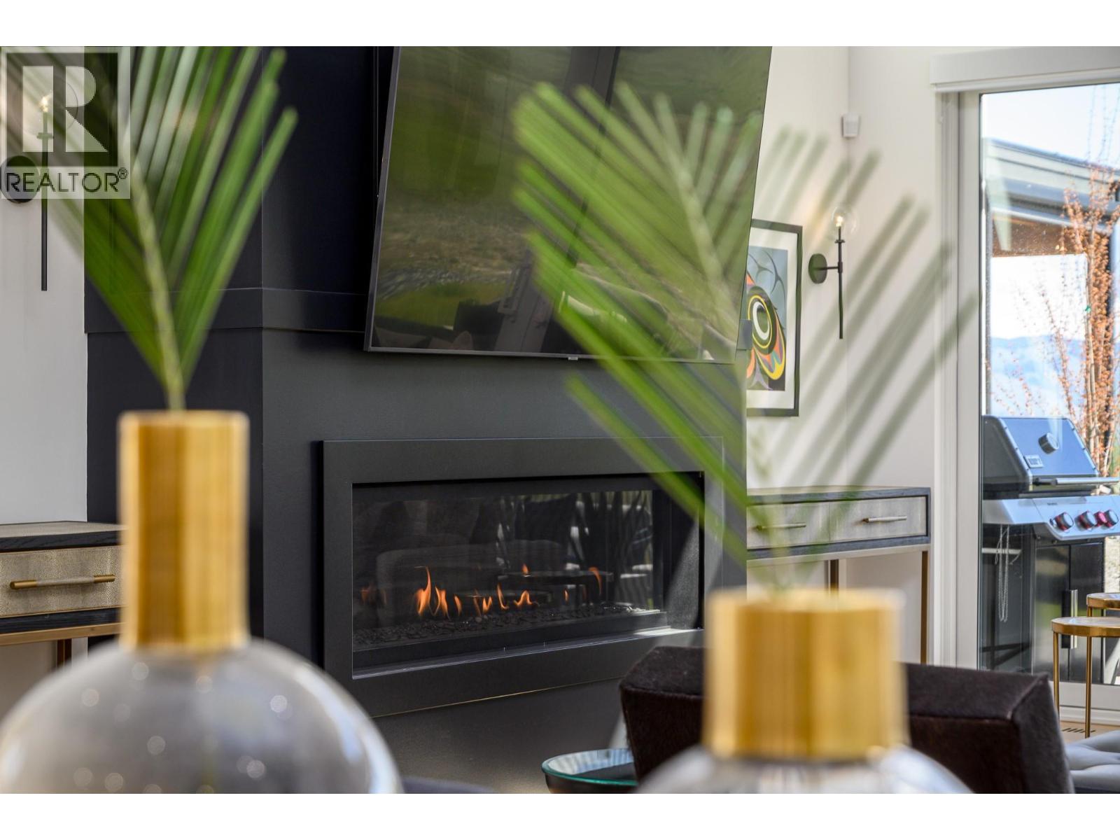 105 Predator Ridge Drive Unit# 21, Vernon, BC - Indoor Photo Showing Living Room With Fireplace