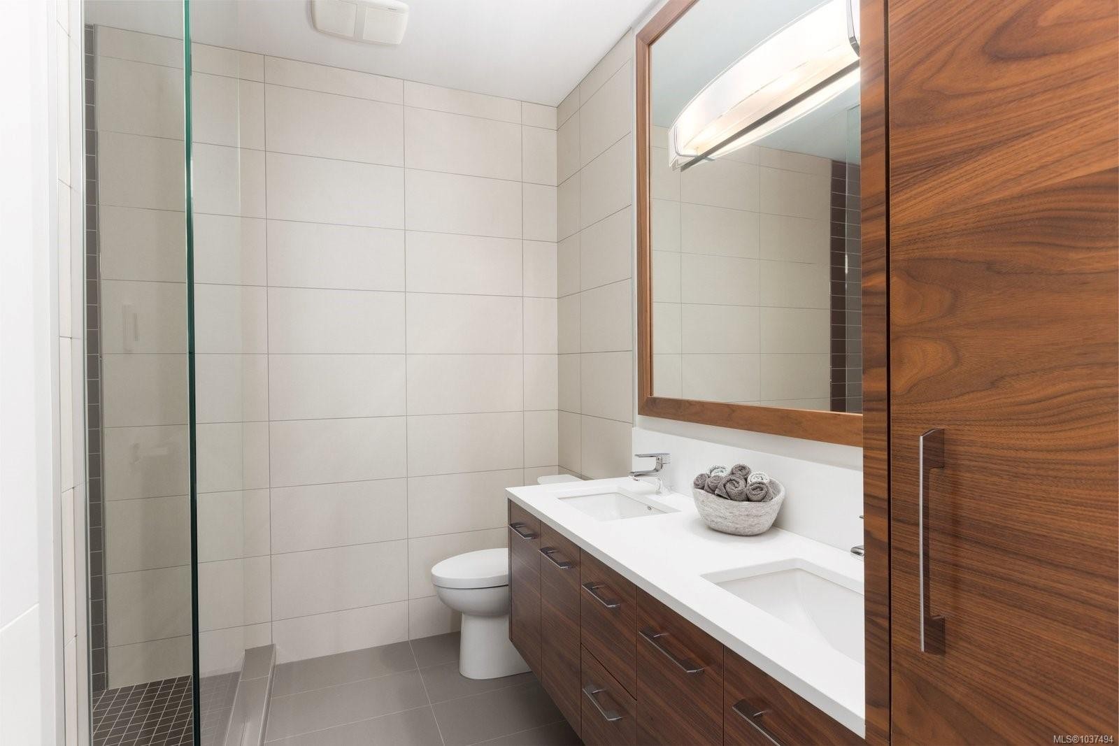 10303 Resthaven Dr, Sidney, BC - Indoor Photo Showing Bathroom