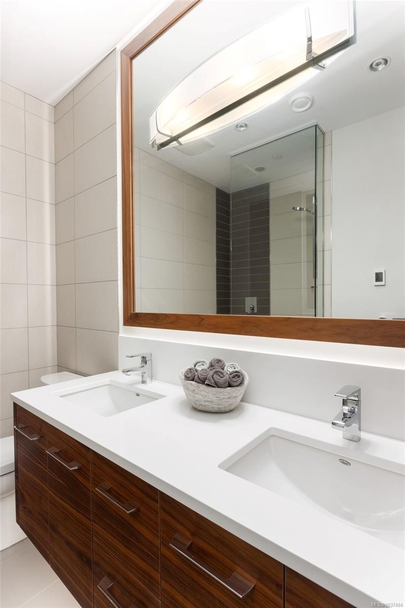 10303 Resthaven Dr, Sidney, BC - Indoor Photo Showing Bathroom