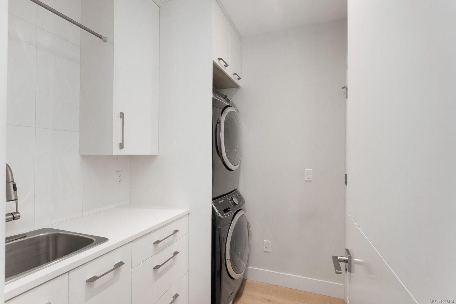 10303 Resthaven Dr, Sidney, BC - Indoor Photo Showing Laundry Room