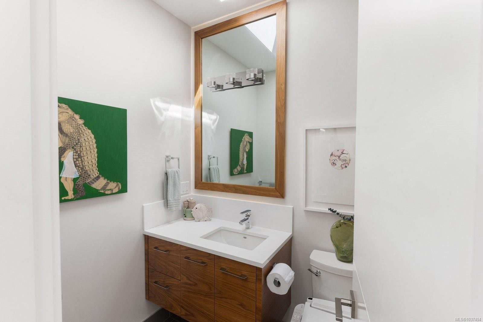 10303 Resthaven Dr, Sidney, BC - Indoor Photo Showing Bathroom