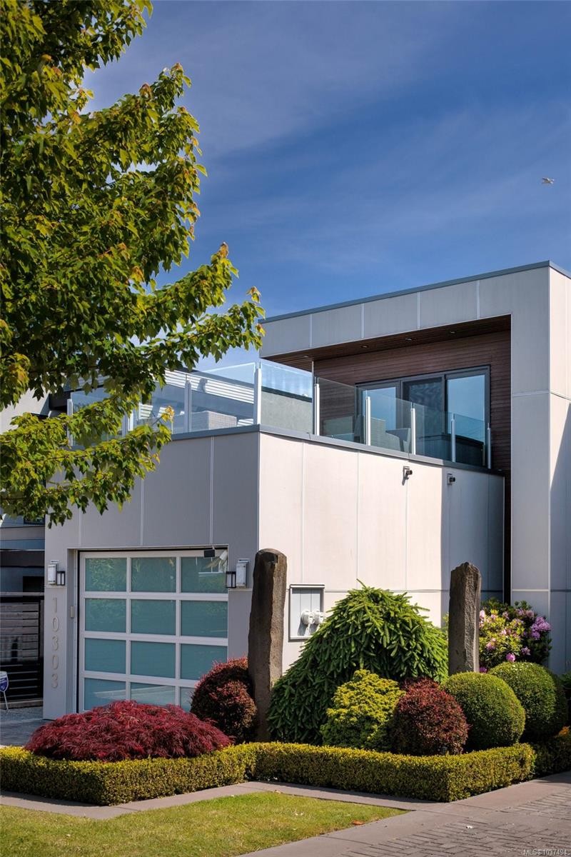 10303 Resthaven Dr, Sidney, BC - Outdoor