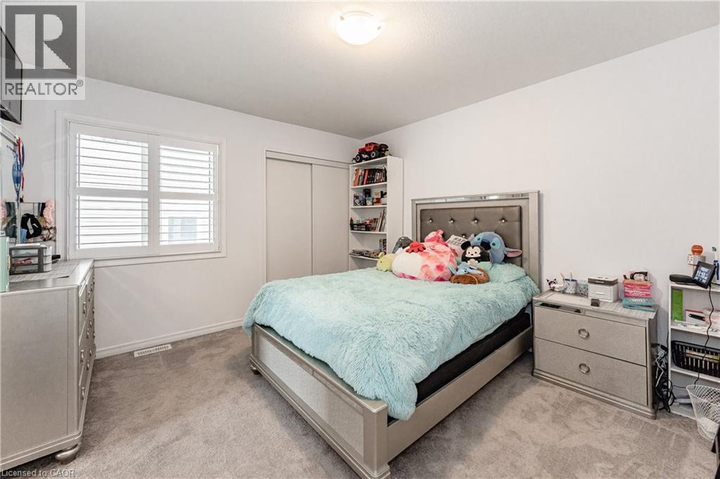 Wall-to-wall carpeting and neutral wall tones - 9 Fleming Crescent, Caledonia, ON - Indoor Photo Showing Bedroom
