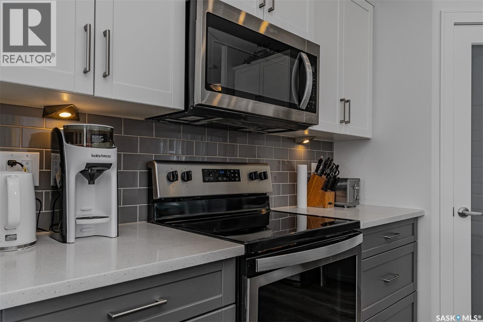 335 Hassard Close, Saskatoon, SK - Indoor Photo Showing Kitchen