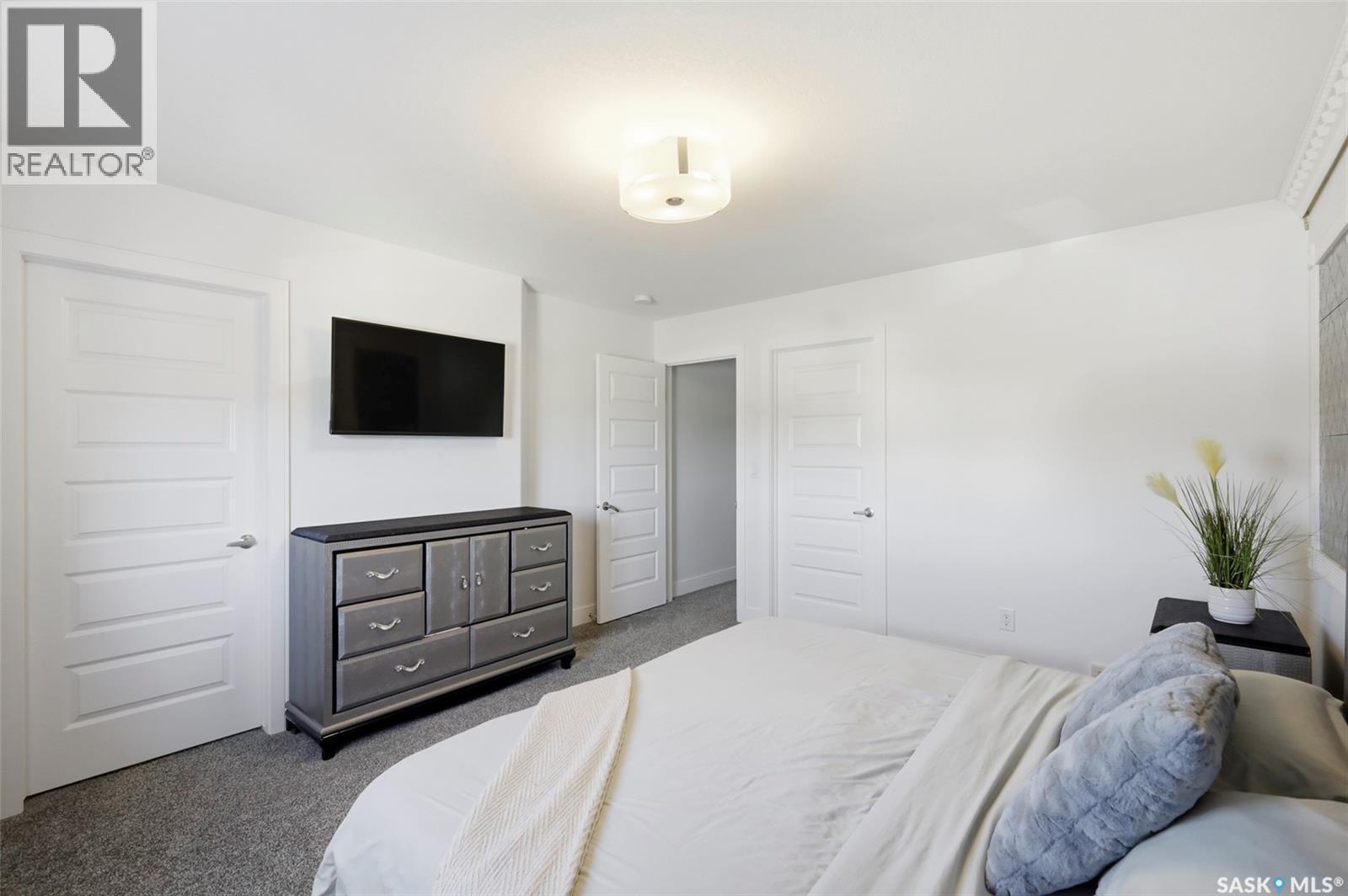 335 Hassard Close, Saskatoon, SK - Indoor Photo Showing Bedroom