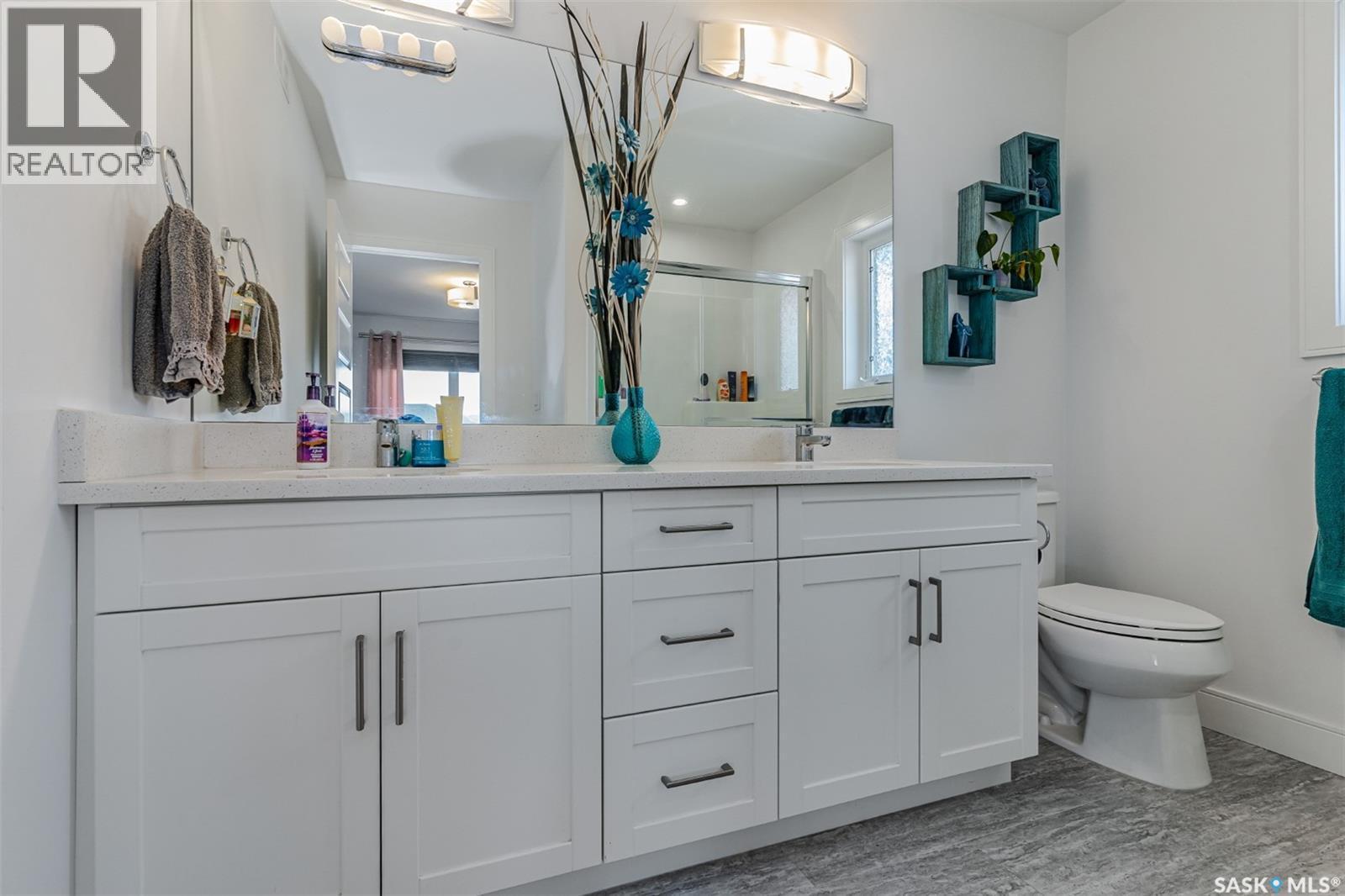 335 Hassard Close, Saskatoon, SK - Indoor Photo Showing Bathroom