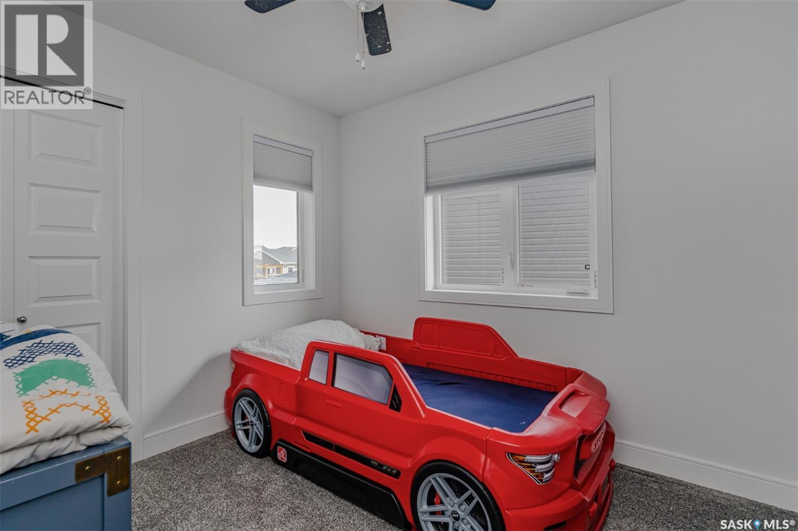 335 Hassard Close, Saskatoon, SK - Indoor Photo Showing Bedroom