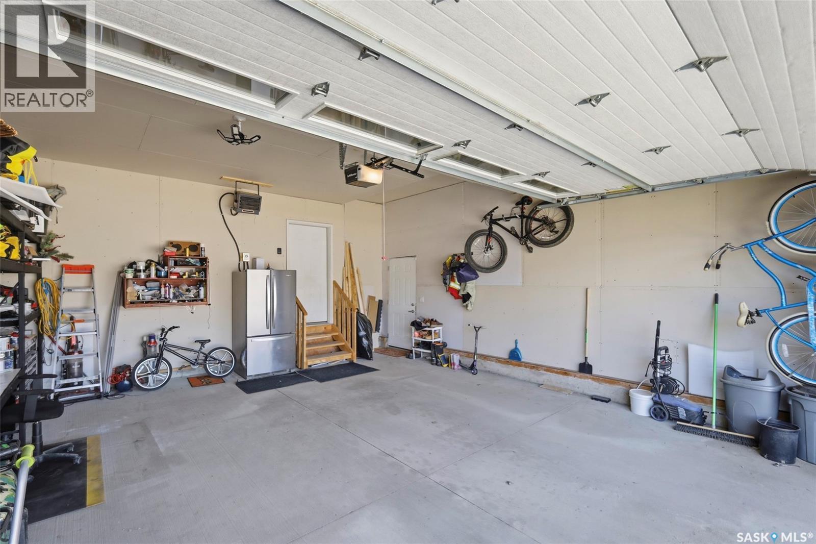 335 Hassard Close, Saskatoon, SK - Indoor Photo Showing Garage