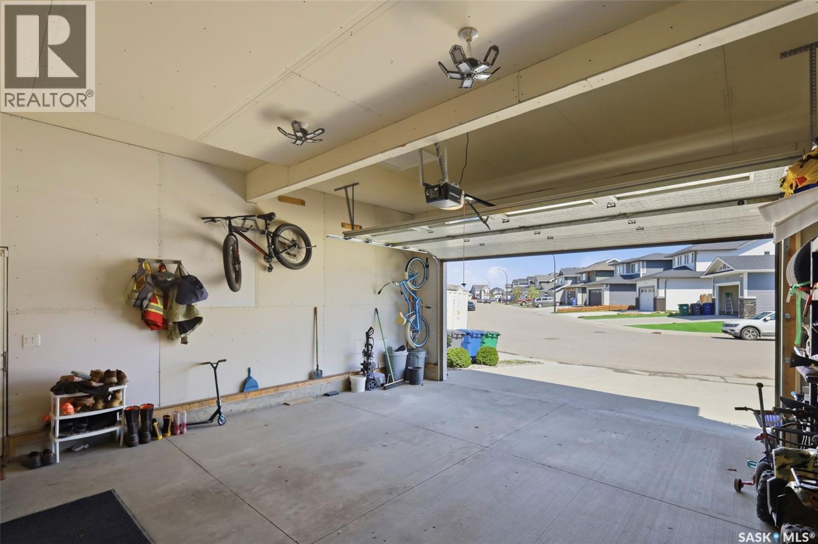 335 Hassard Close, Saskatoon, SK - Indoor Photo Showing Garage