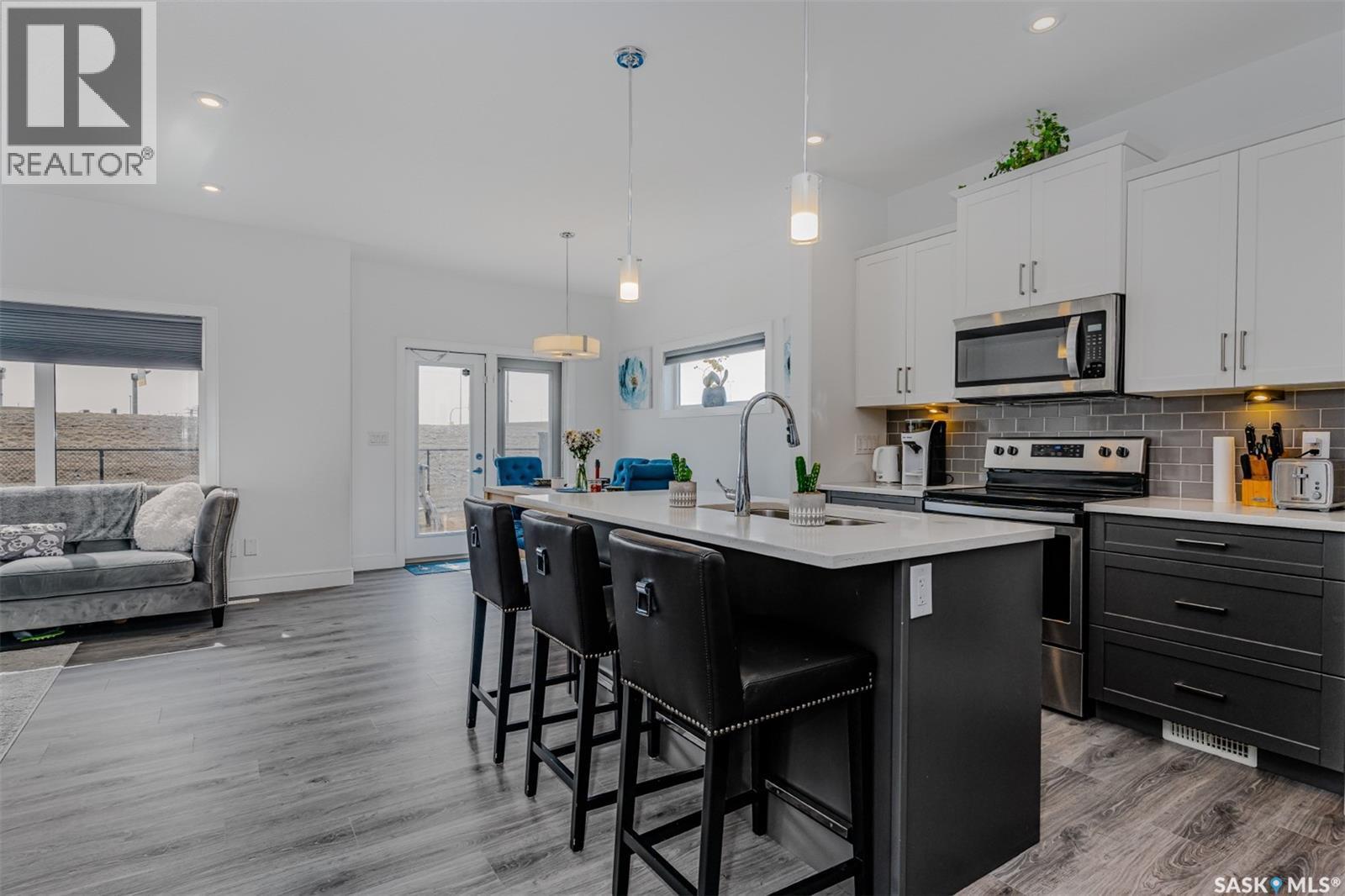 335 Hassard Close, Saskatoon, SK - Indoor Photo Showing Kitchen With Upgraded Kitchen