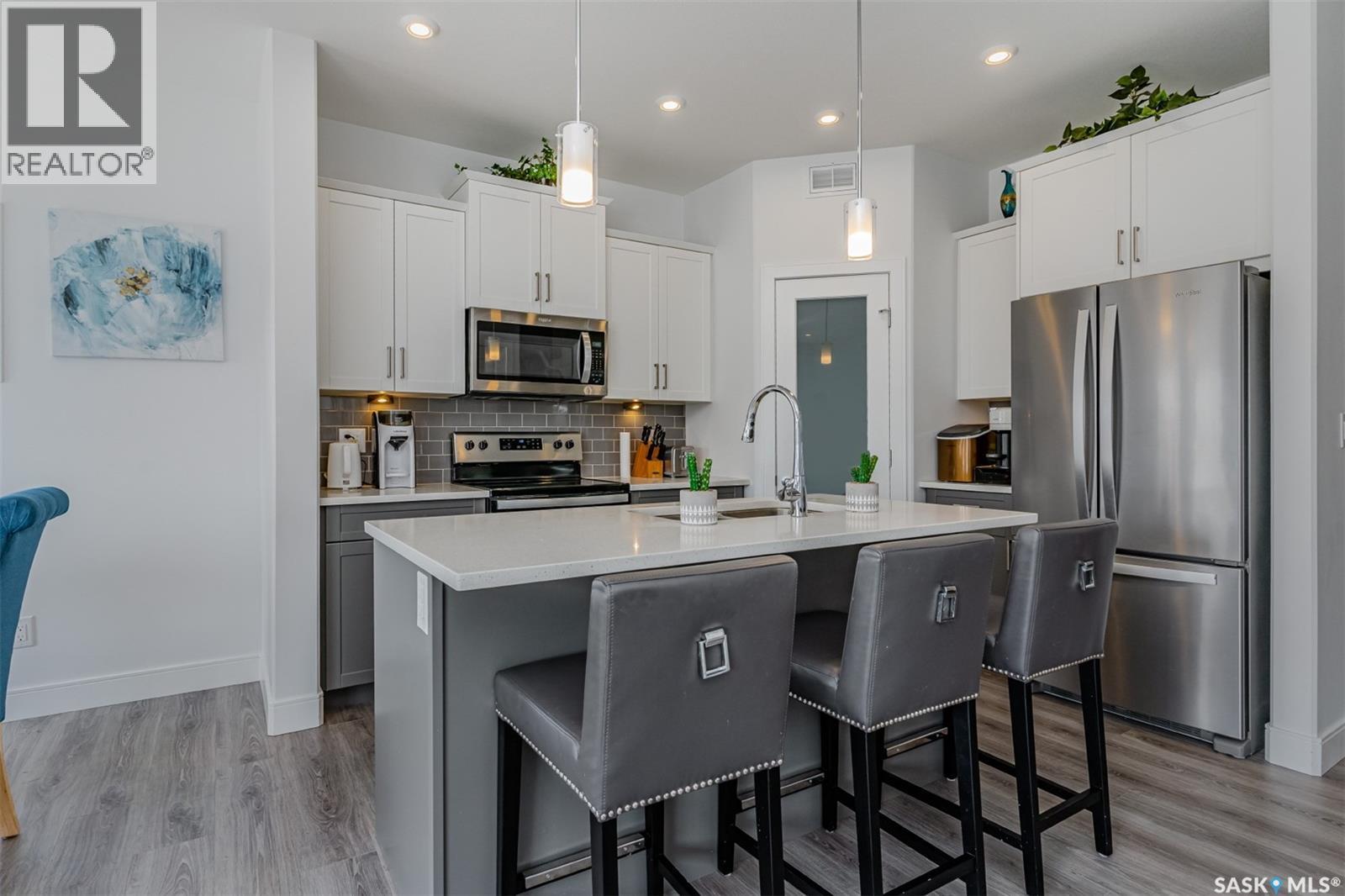 335 Hassard Close, Saskatoon, SK - Indoor Photo Showing Kitchen With Upgraded Kitchen