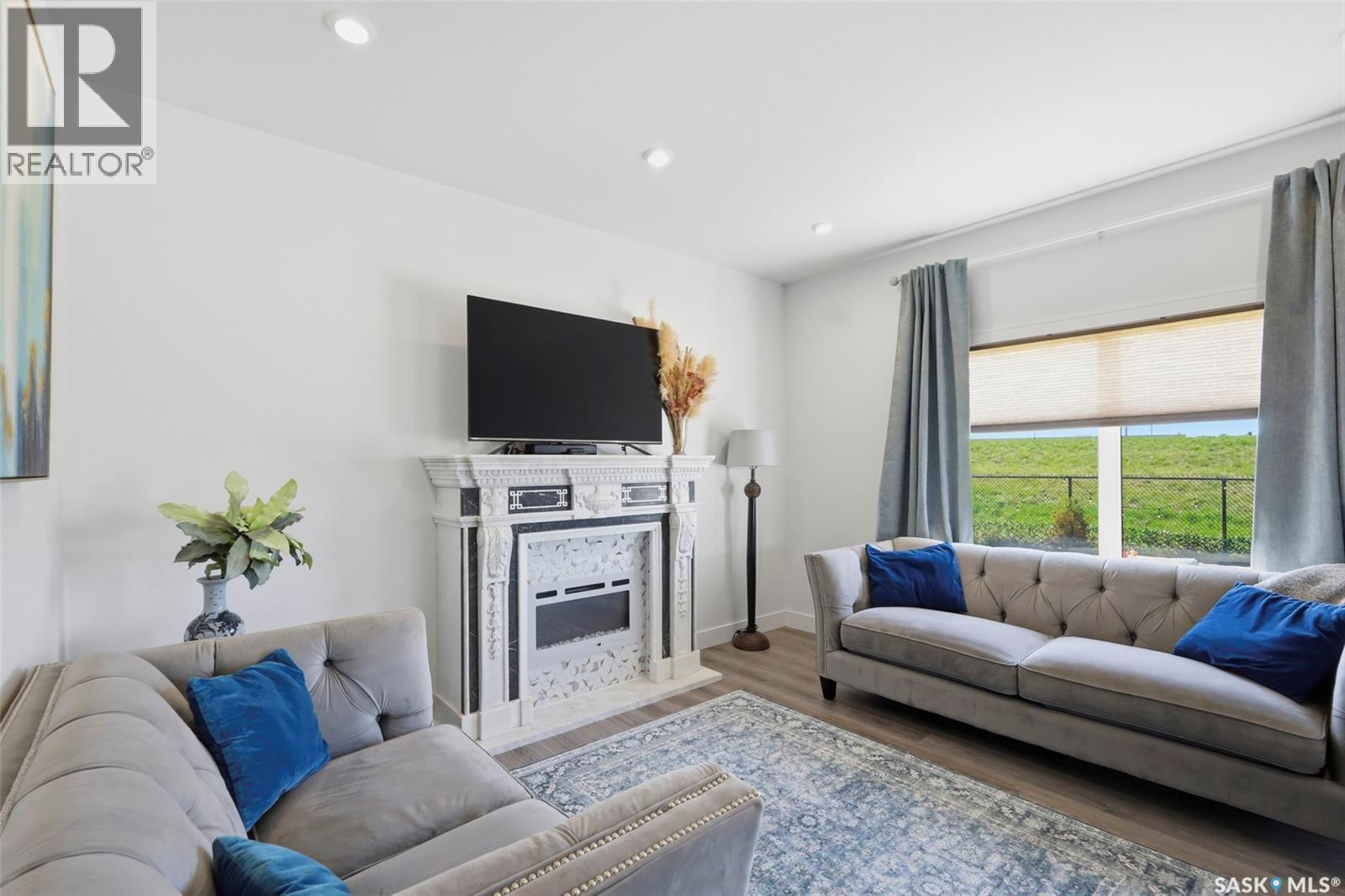 335 Hassard Close, Saskatoon, SK - Indoor Photo Showing Living Room