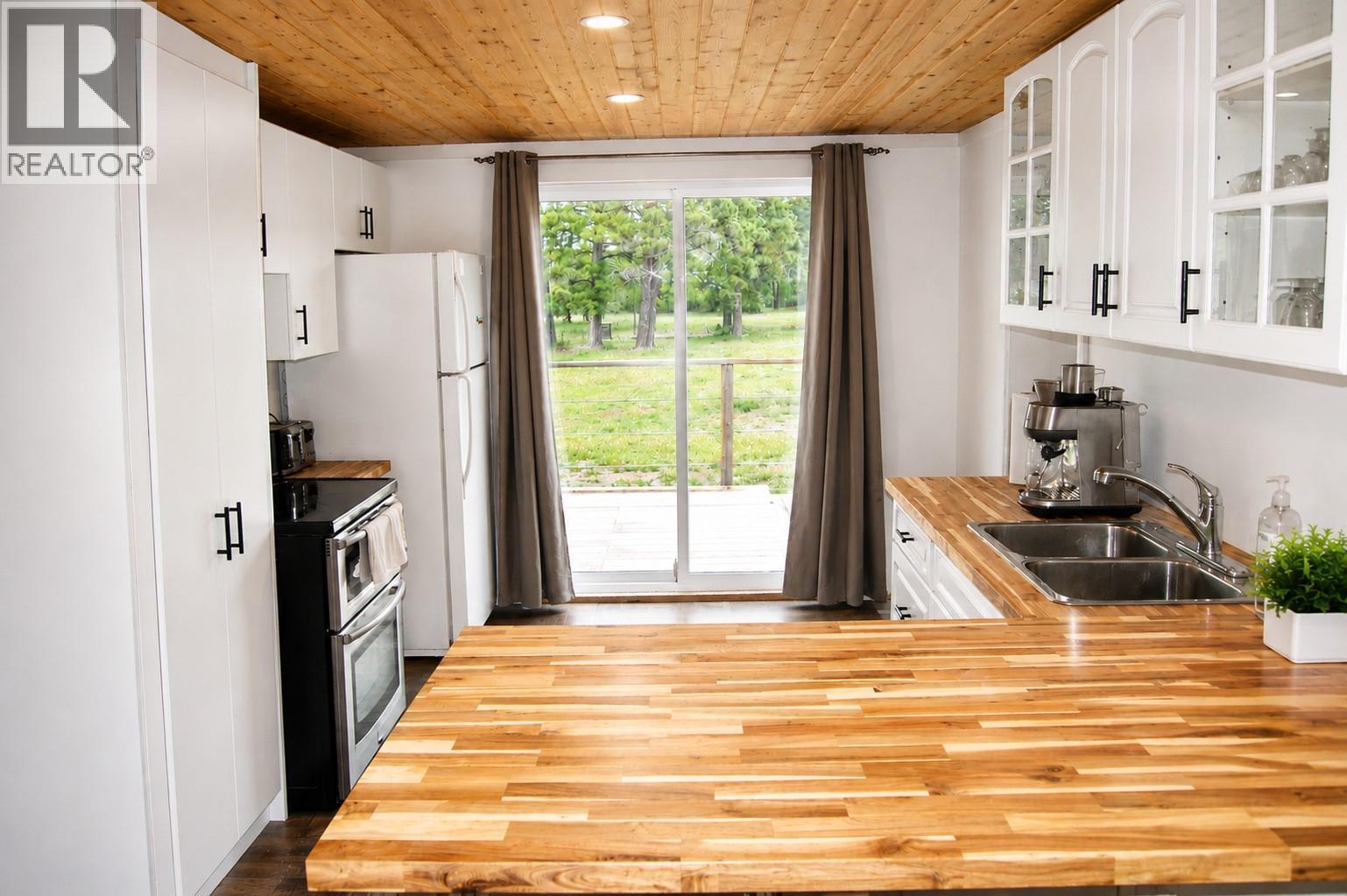 5553 93/95 Highway, Ta Ta Creek, BC - Indoor Photo Showing Kitchen With Double Sink