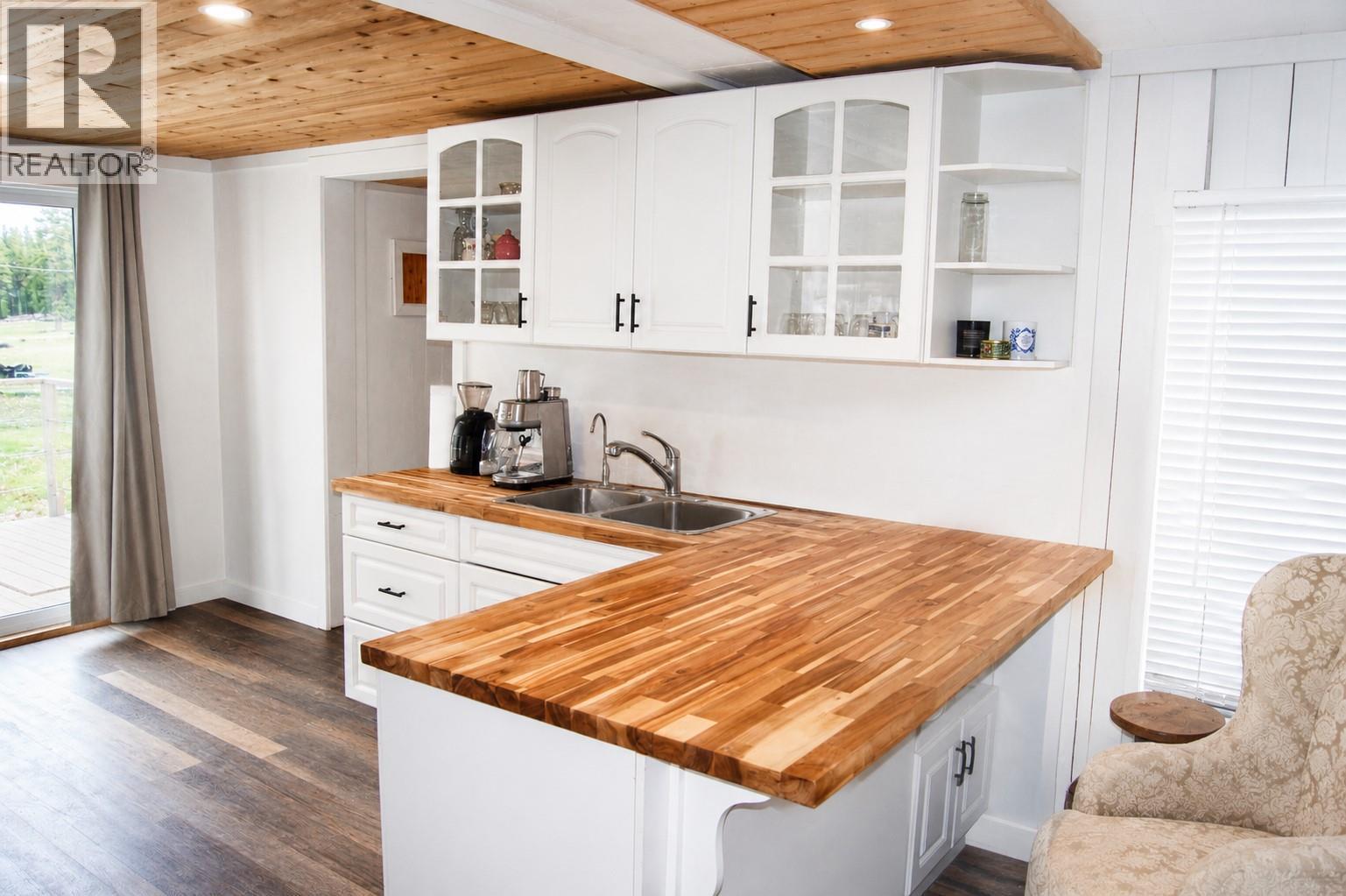 5553 93/95 Highway, Ta Ta Creek, BC - Indoor Photo Showing Other Room