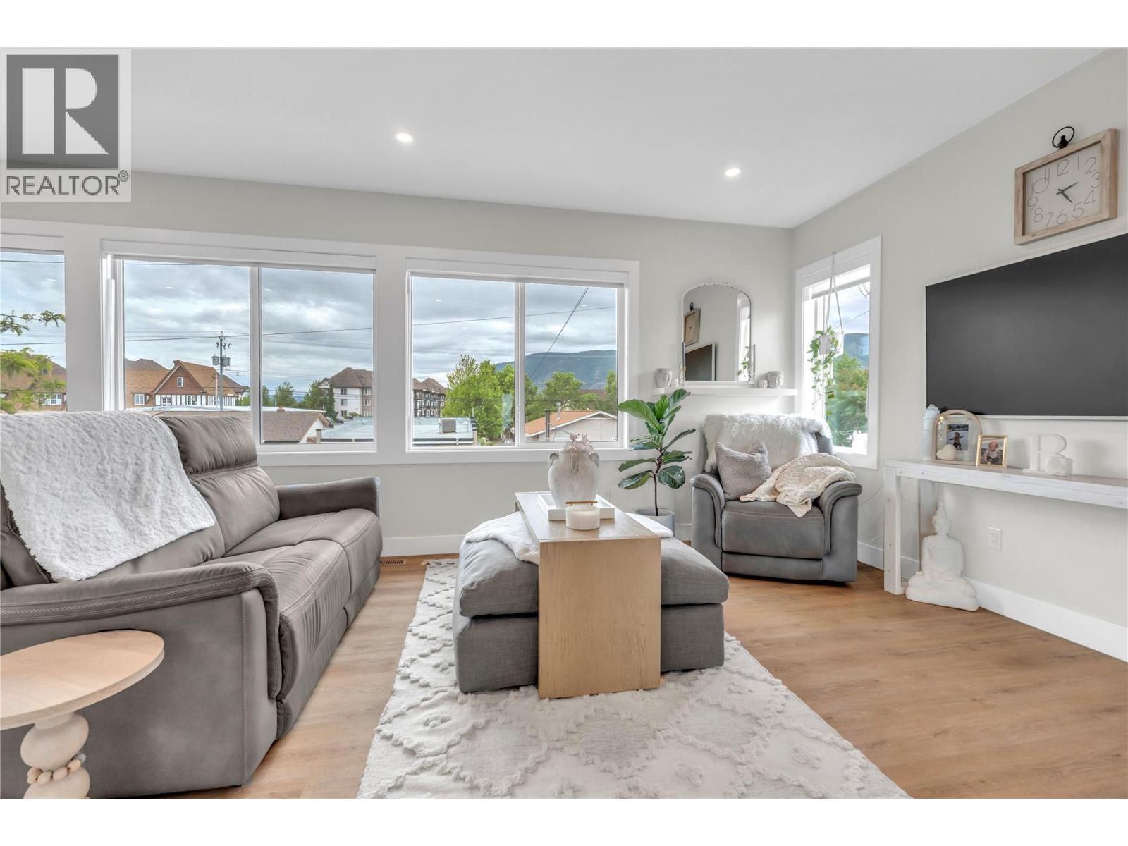 264 Douglas Avenue, Penticton, BC - Indoor Photo Showing Living Room