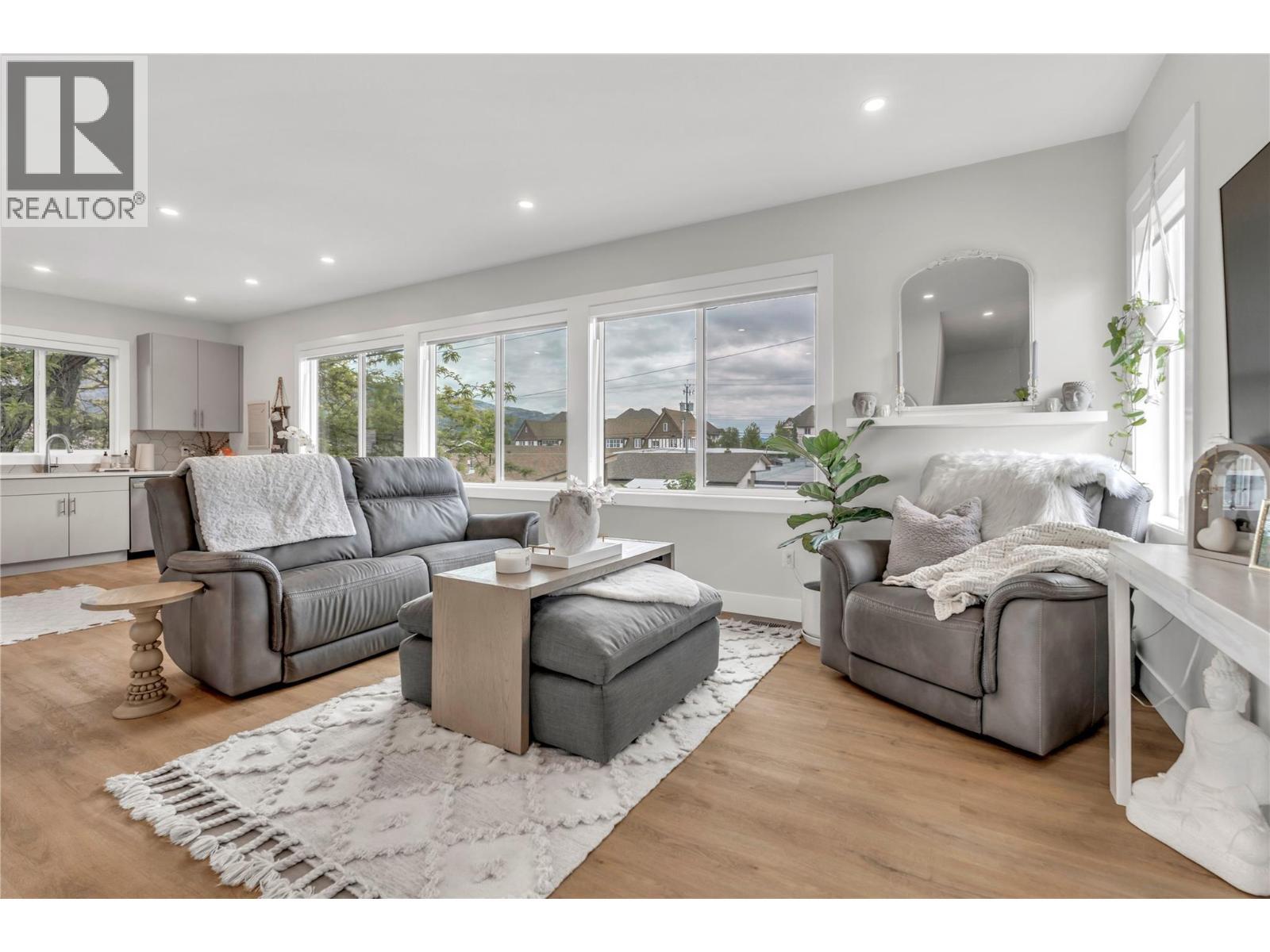 264 Douglas Avenue, Penticton, BC - Indoor Photo Showing Living Room
