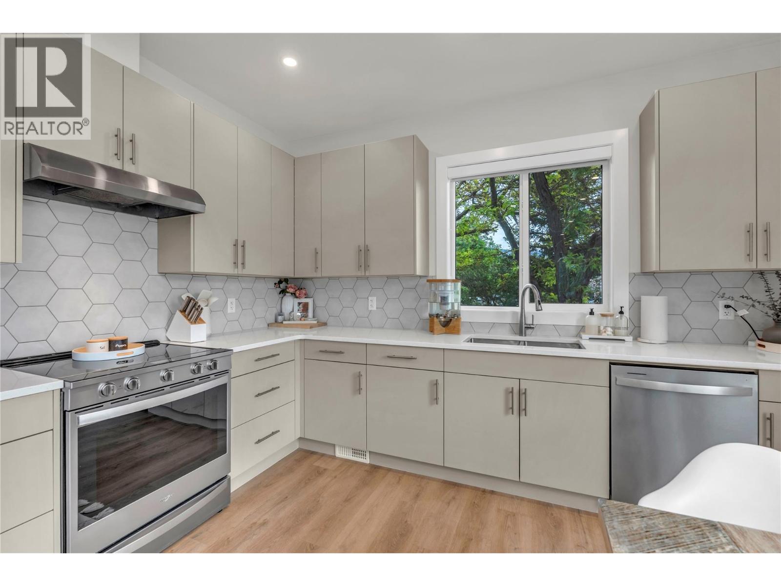 264 Douglas Avenue, Penticton, BC - Indoor Photo Showing Kitchen With Upgraded Kitchen
