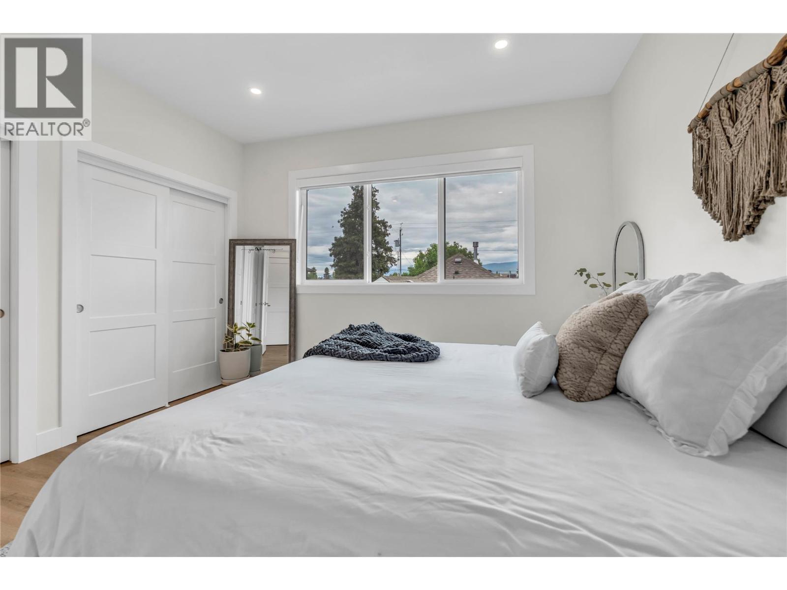 264 Douglas Avenue, Penticton, BC - Indoor Photo Showing Bedroom