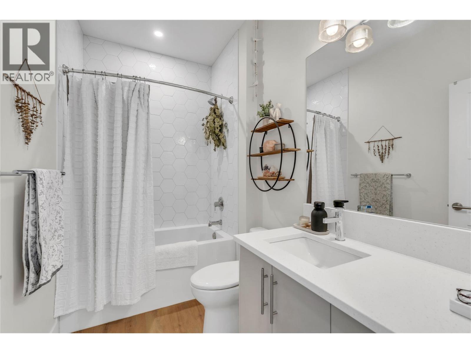 264 Douglas Avenue, Penticton, BC - Indoor Photo Showing Bathroom