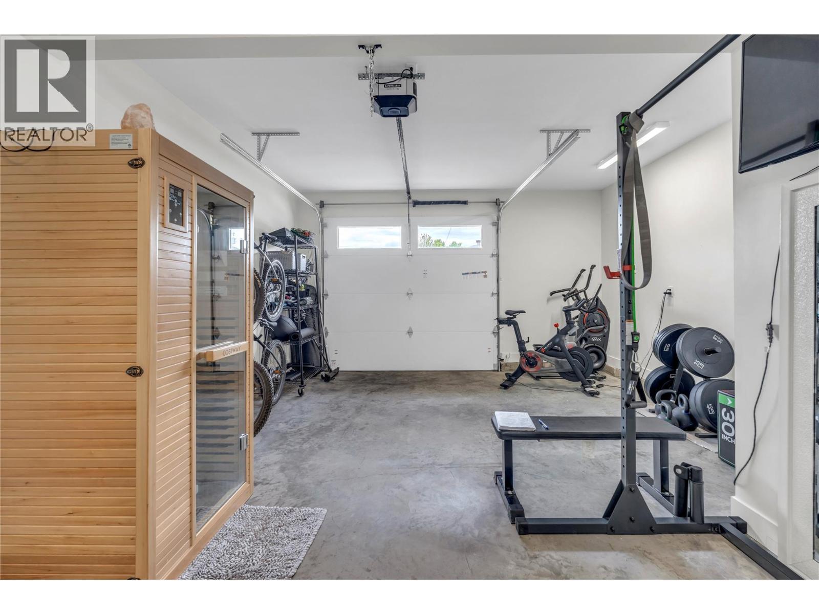 264 Douglas Avenue, Penticton, BC - Indoor Photo Showing Garage
