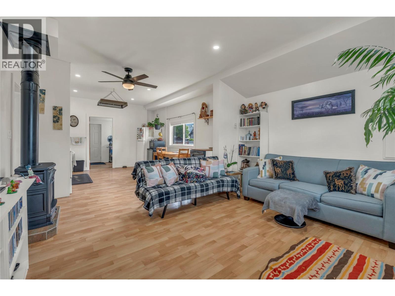 264 Douglas Avenue, Penticton, BC - Indoor Photo Showing Living Room