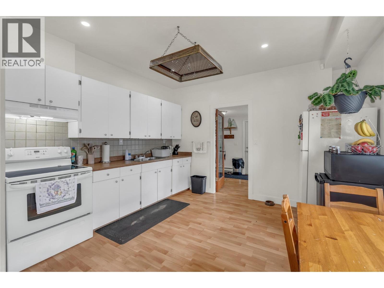 264 Douglas Avenue, Penticton, BC - Indoor Photo Showing Kitchen