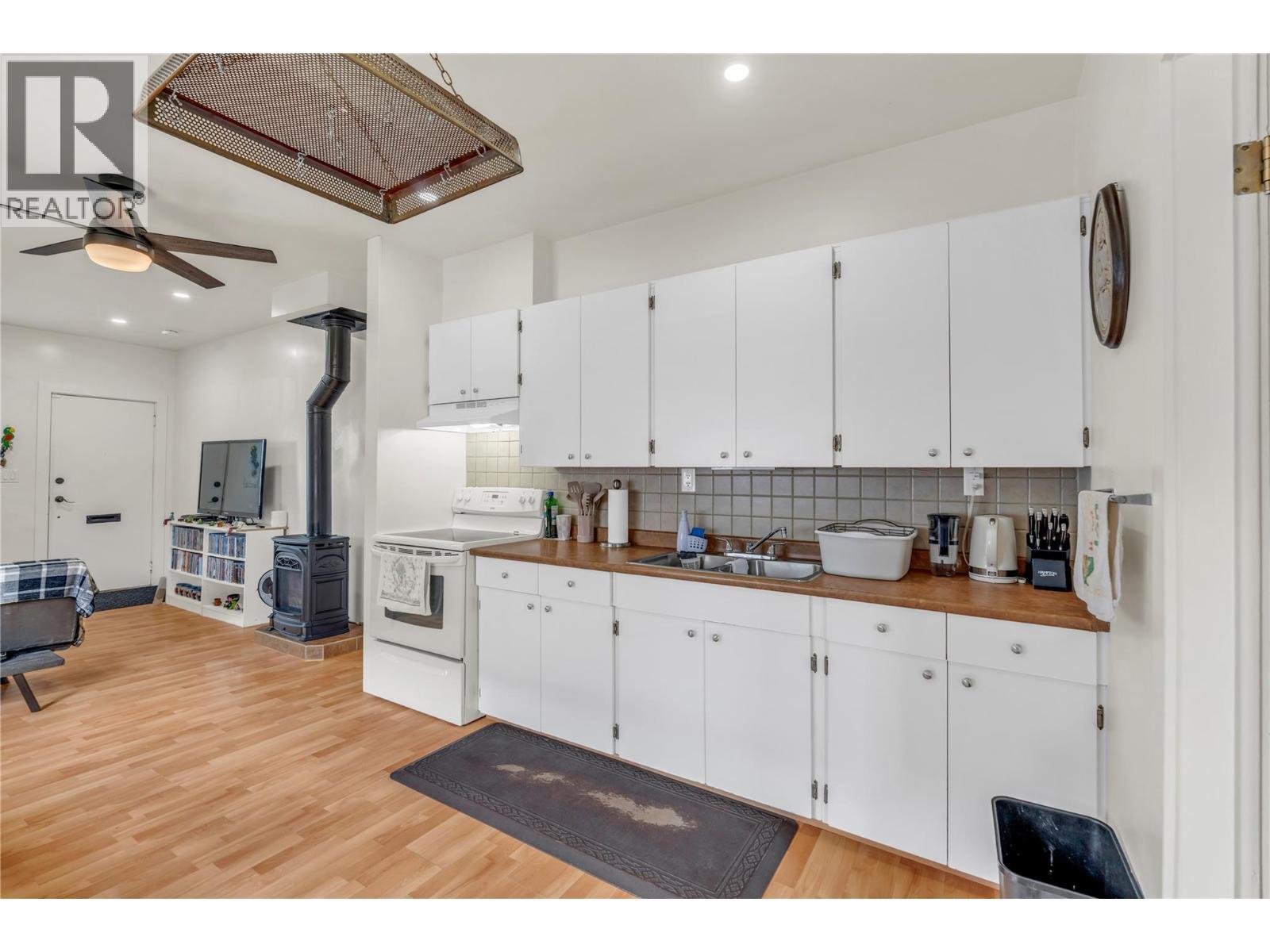 264 Douglas Avenue, Penticton, BC - Indoor Photo Showing Kitchen With Double Sink