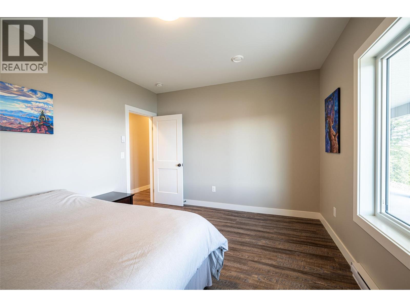 Basement suite bedroom - 132 Crown Crescent, Vernon, BC - Indoor Photo Showing Bedroom