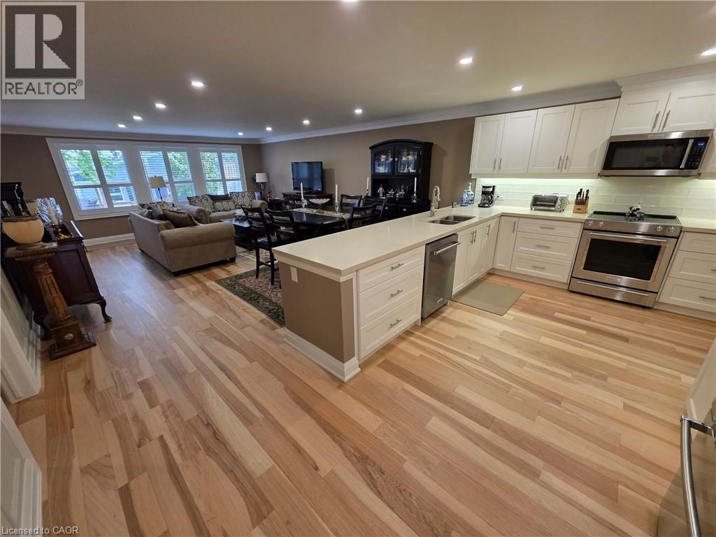 10 Archdeacon Clark Trail, Hamilton, ON - Indoor Photo Showing Kitchen With Upgraded Kitchen