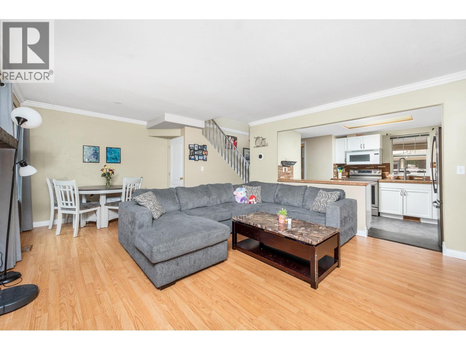 2395 Pleasant Valley Road Unit# 5, Armstrong, BC - Indoor Photo Showing Living Room