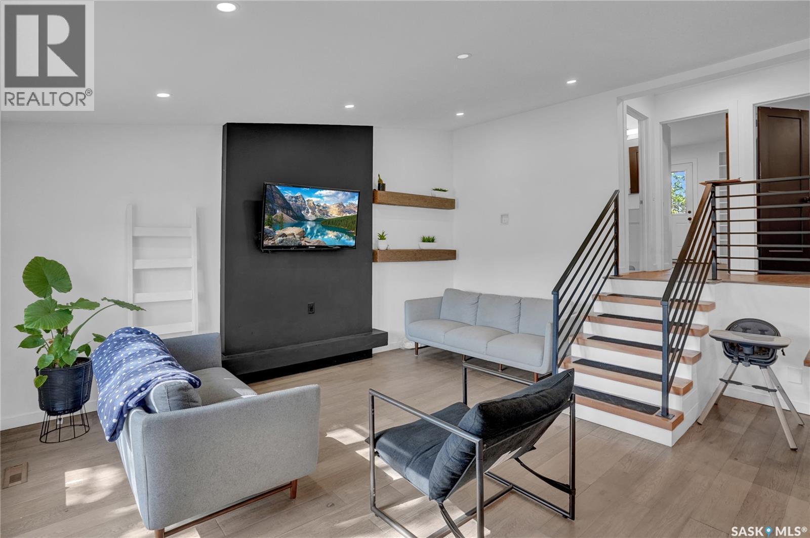 1114 Bayda Crescent, Regina, SK - Indoor Photo Showing Living Room