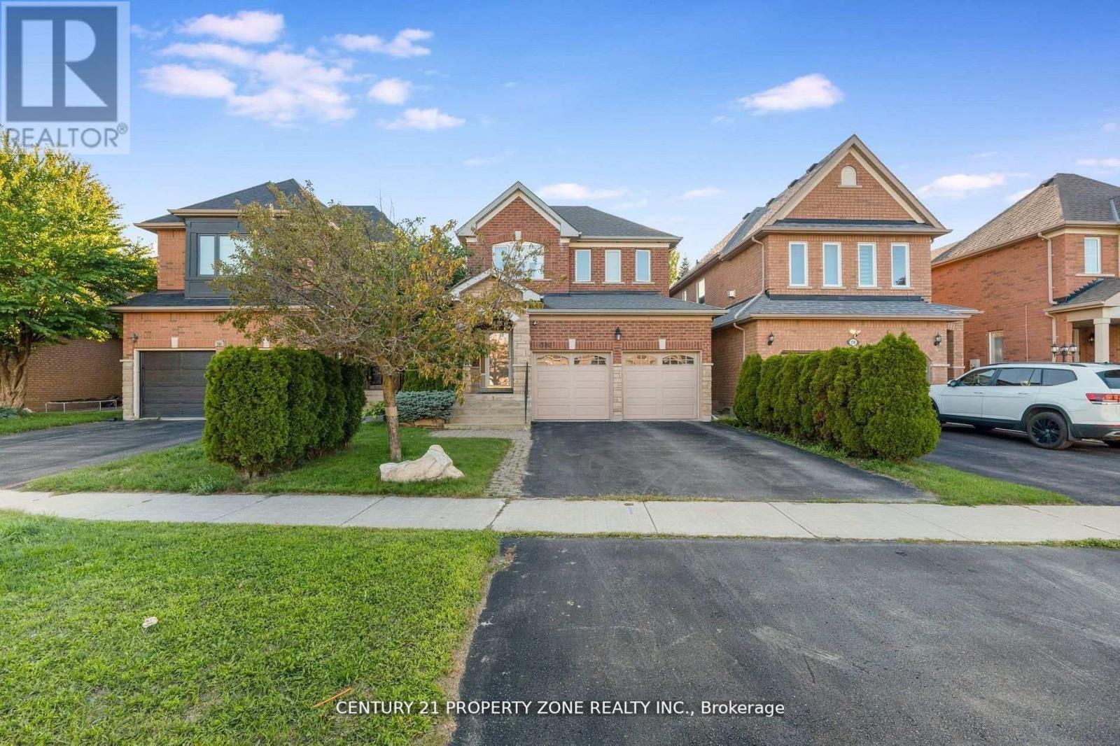 582 Plantation Gate, Newmarket, ON - Outdoor With Facade