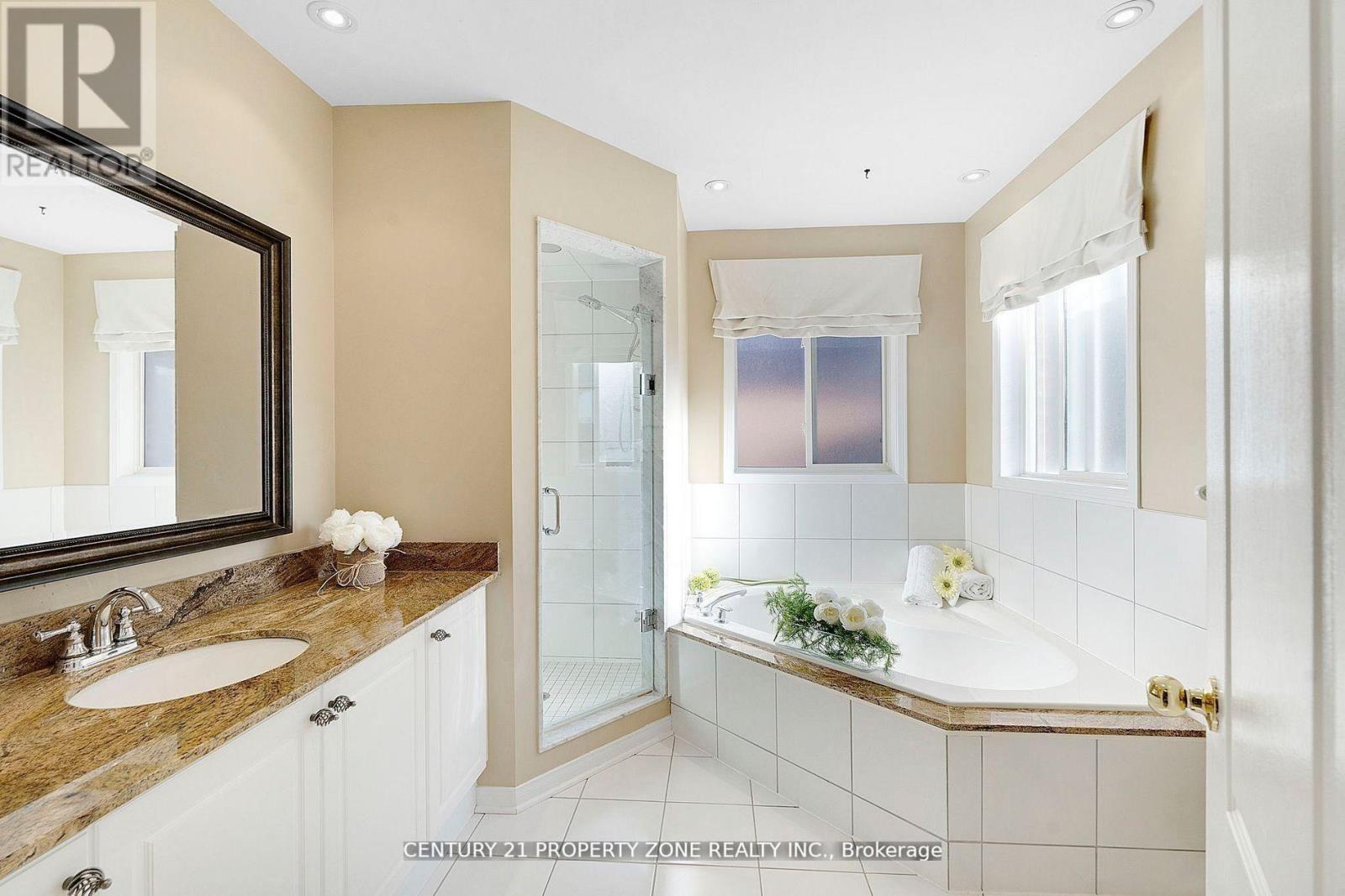 582 Plantation Gate, Newmarket, ON - Indoor Photo Showing Bathroom