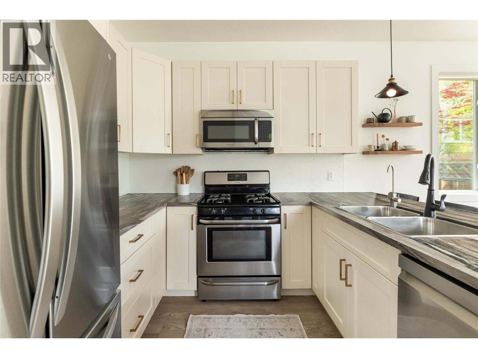 1209 Bergamot Avenue, Kelowna, BC - Indoor Photo Showing Kitchen With Double Sink