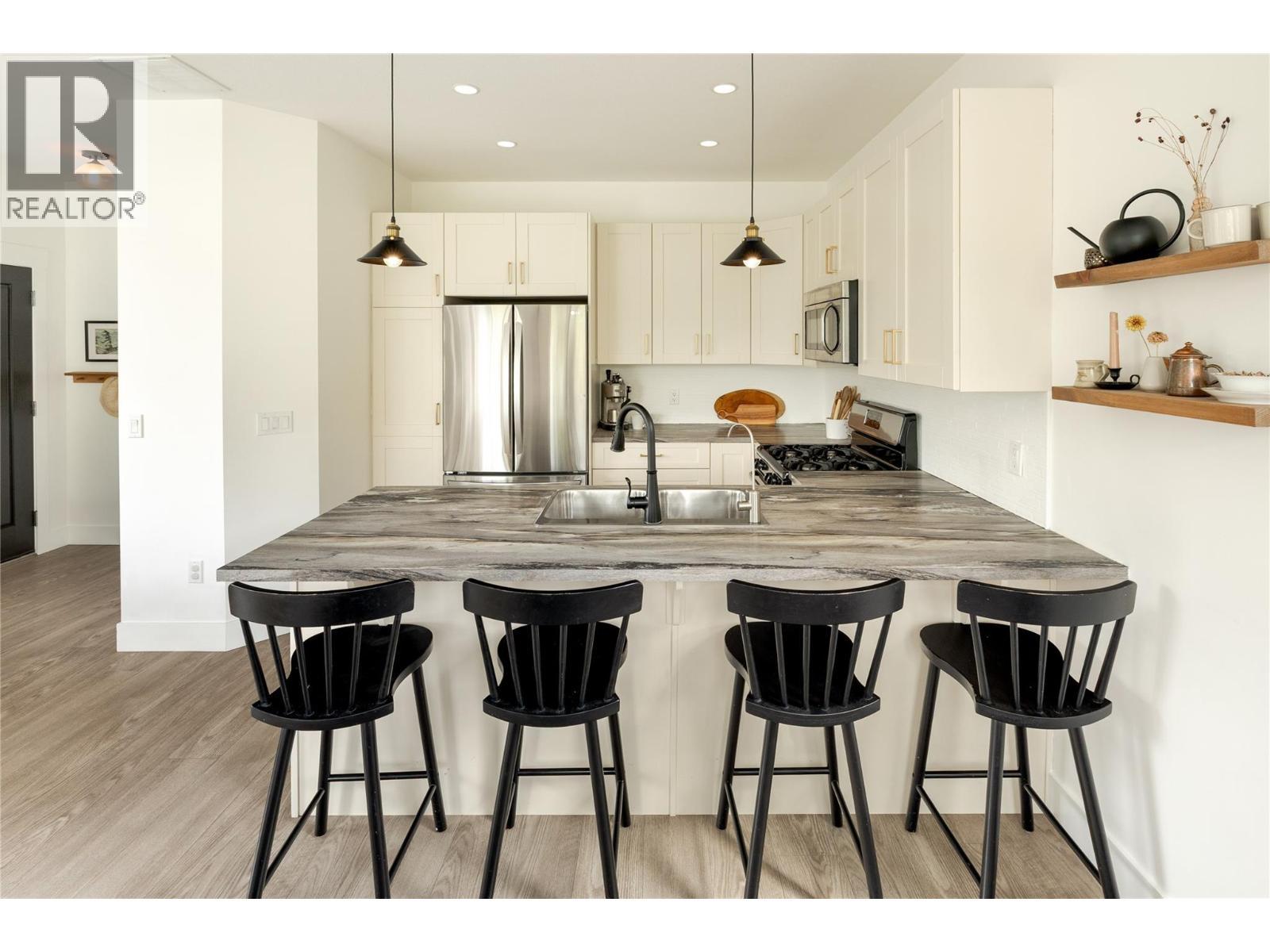 1209 Bergamot Avenue, Kelowna, BC - Indoor Photo Showing Kitchen With Upgraded Kitchen