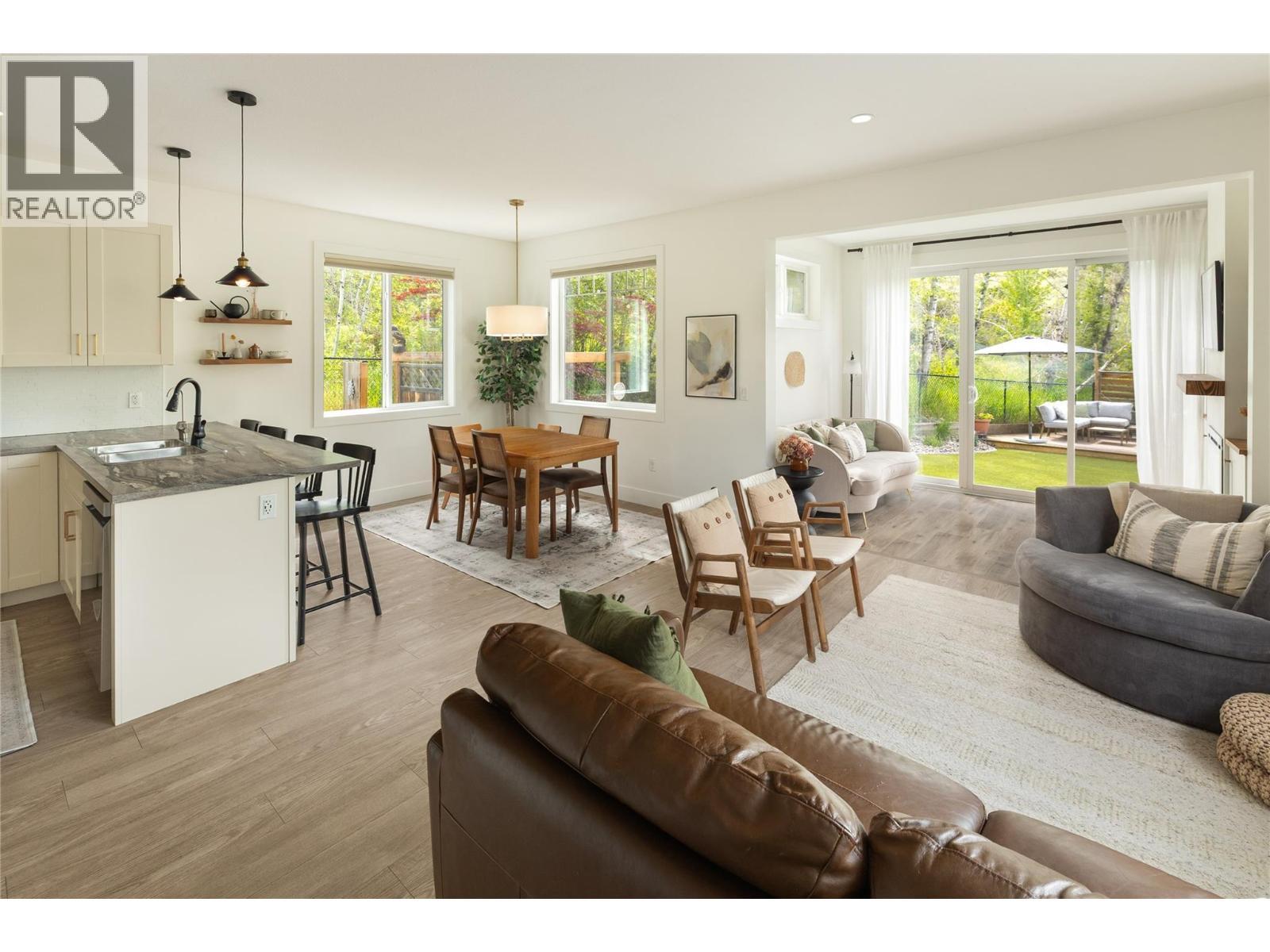 1209 Bergamot Avenue, Kelowna, BC - Indoor Photo Showing Living Room