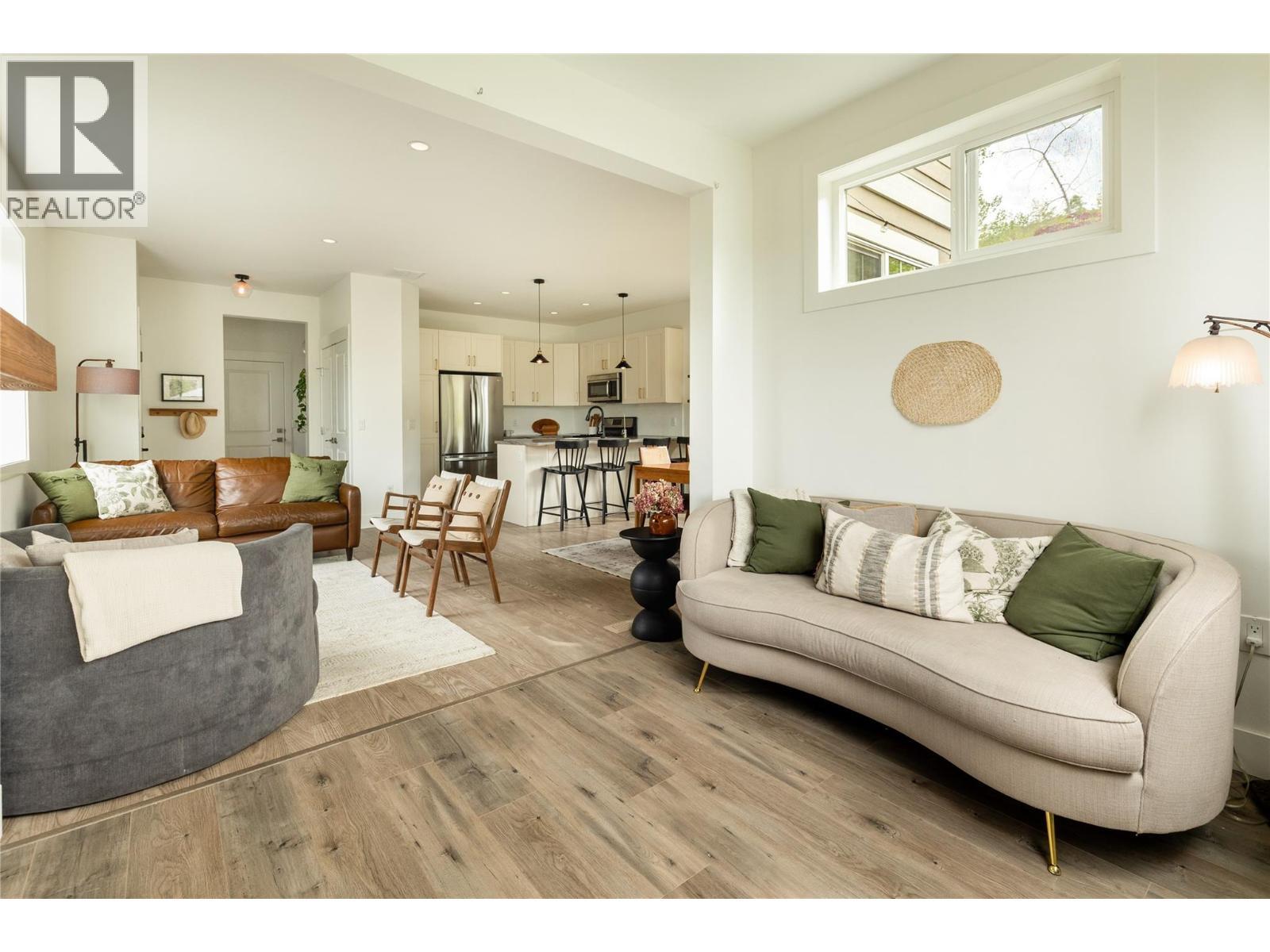 1209 Bergamot Avenue, Kelowna, BC - Indoor Photo Showing Living Room