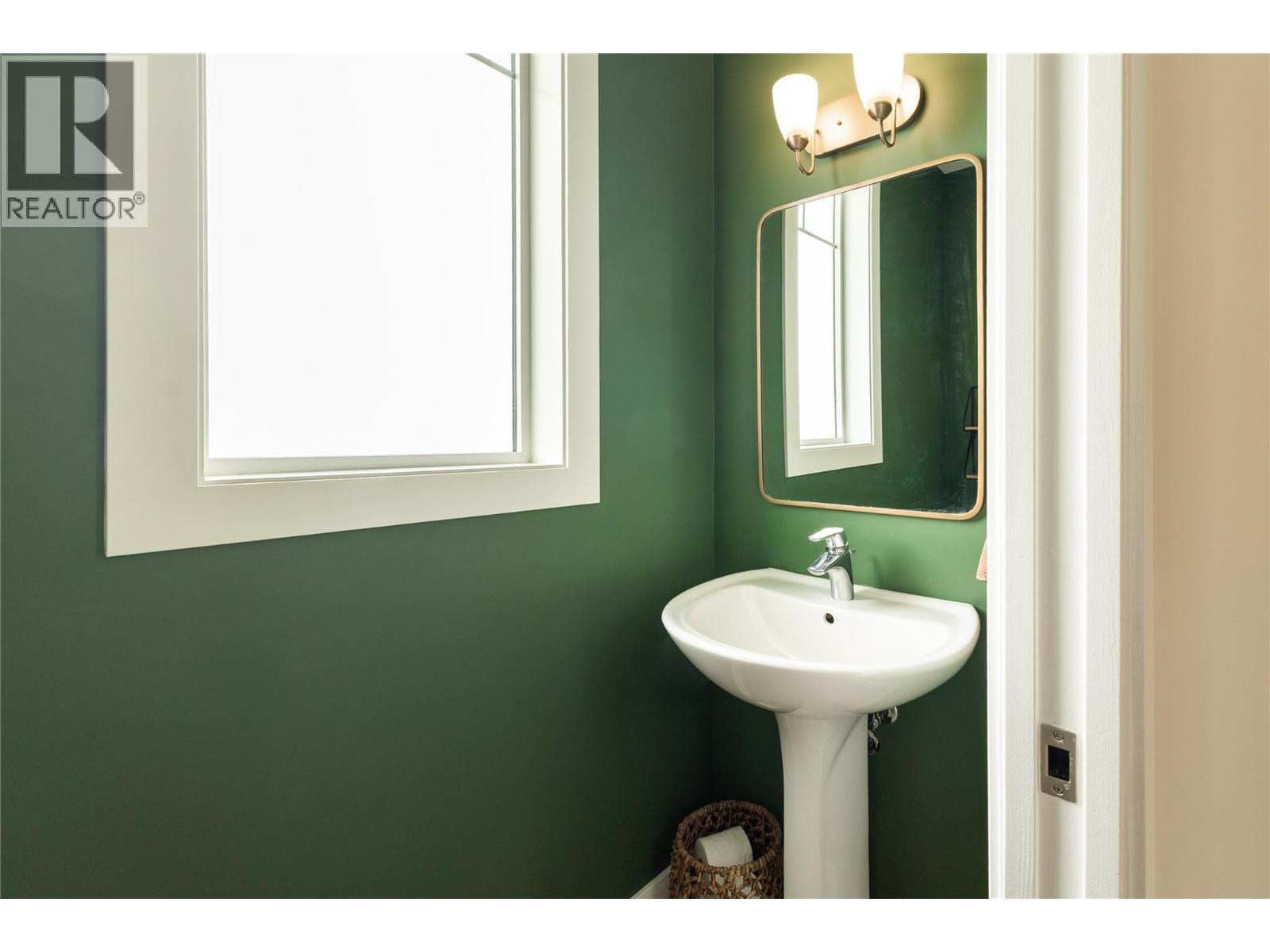 1209 Bergamot Avenue, Kelowna, BC - Indoor Photo Showing Bathroom