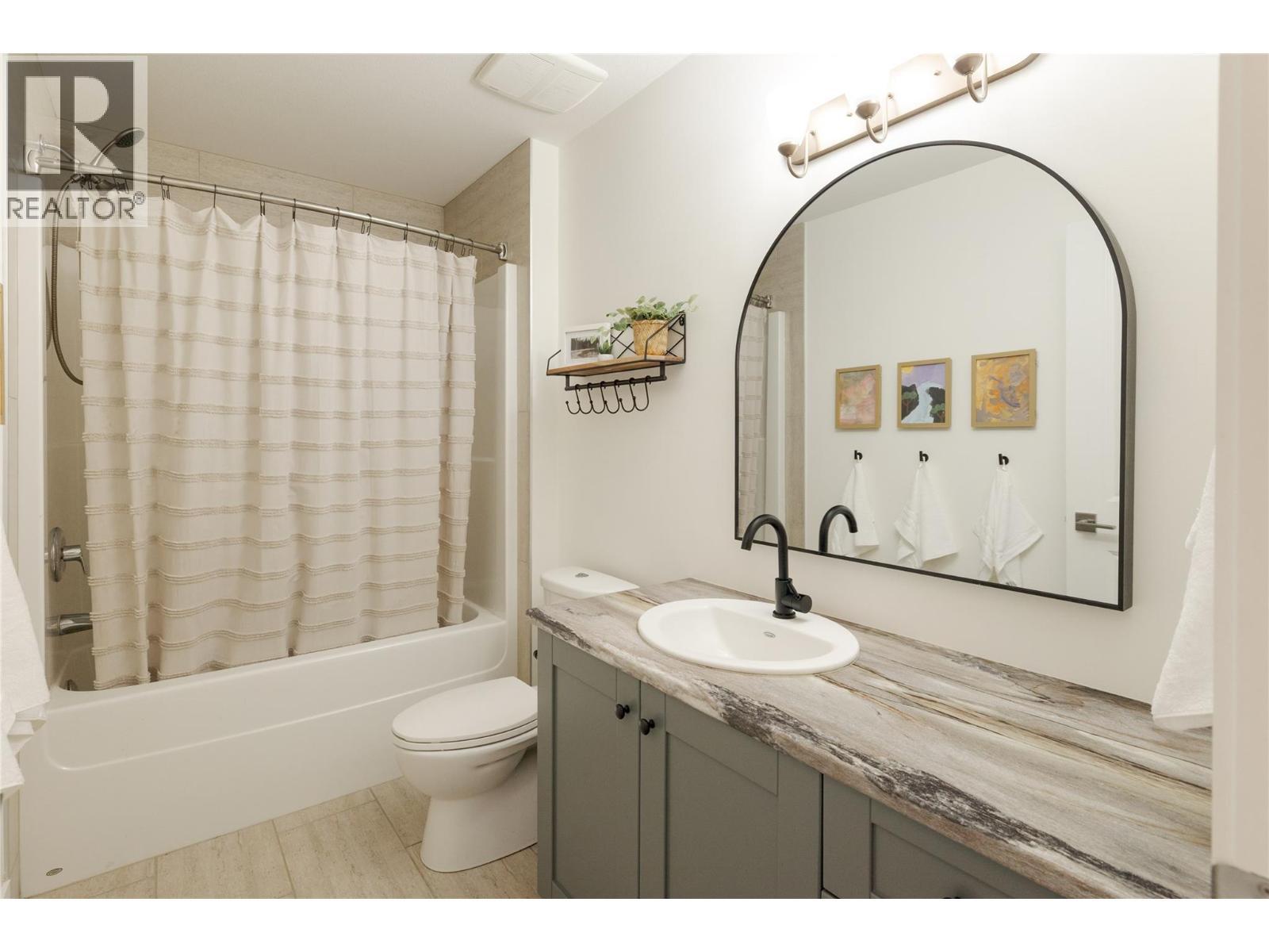 1209 Bergamot Avenue, Kelowna, BC - Indoor Photo Showing Bathroom