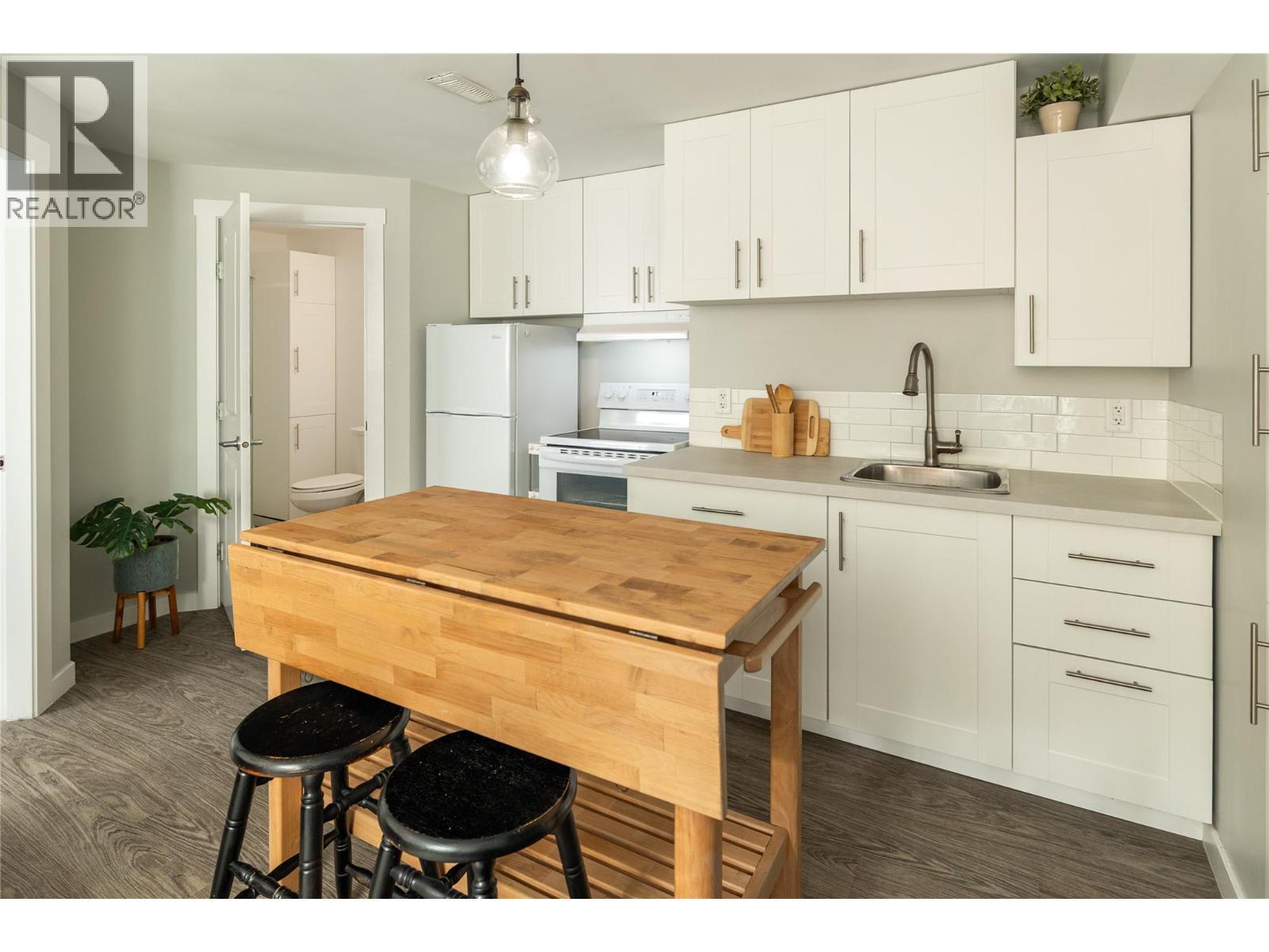 1209 Bergamot Avenue, Kelowna, BC - Indoor Photo Showing Kitchen