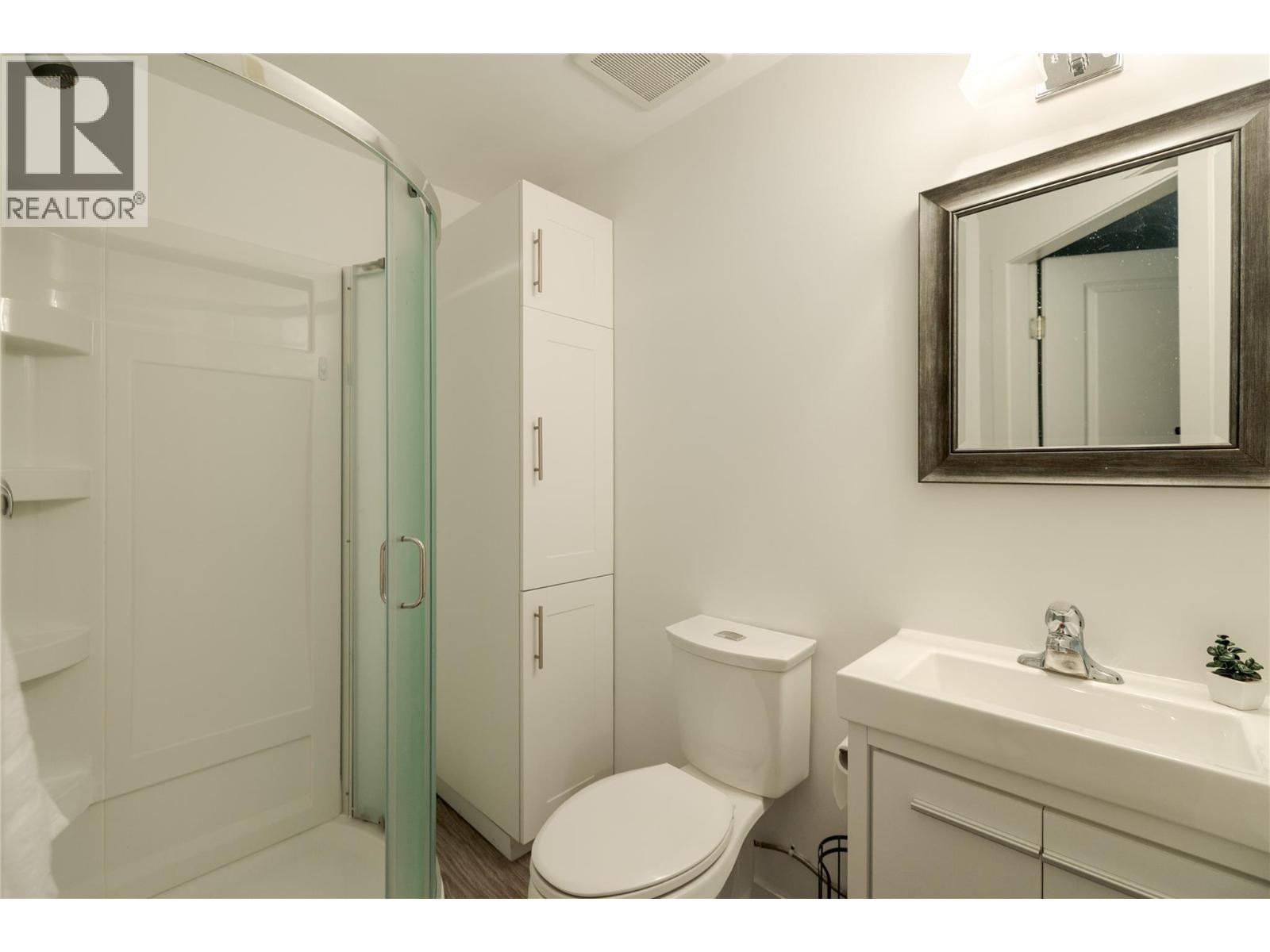 1209 Bergamot Avenue, Kelowna, BC - Indoor Photo Showing Bathroom