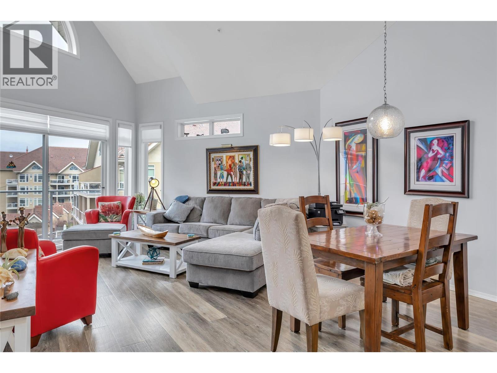 This photo has the owners furnishings but they have now been removed. - 1088 Sunset Drive Unit# 635, Kelowna, BC - Indoor